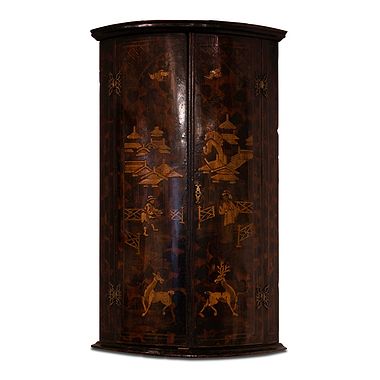 Georgian Black Japanned Hanging Corner Cupboard with Chinoiserie Decoration, Late 18th Century