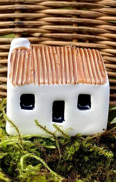 Glenshee Pottery Tin Roof Bothie