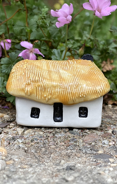Glenshee Pottery Wee Thatched Bothie